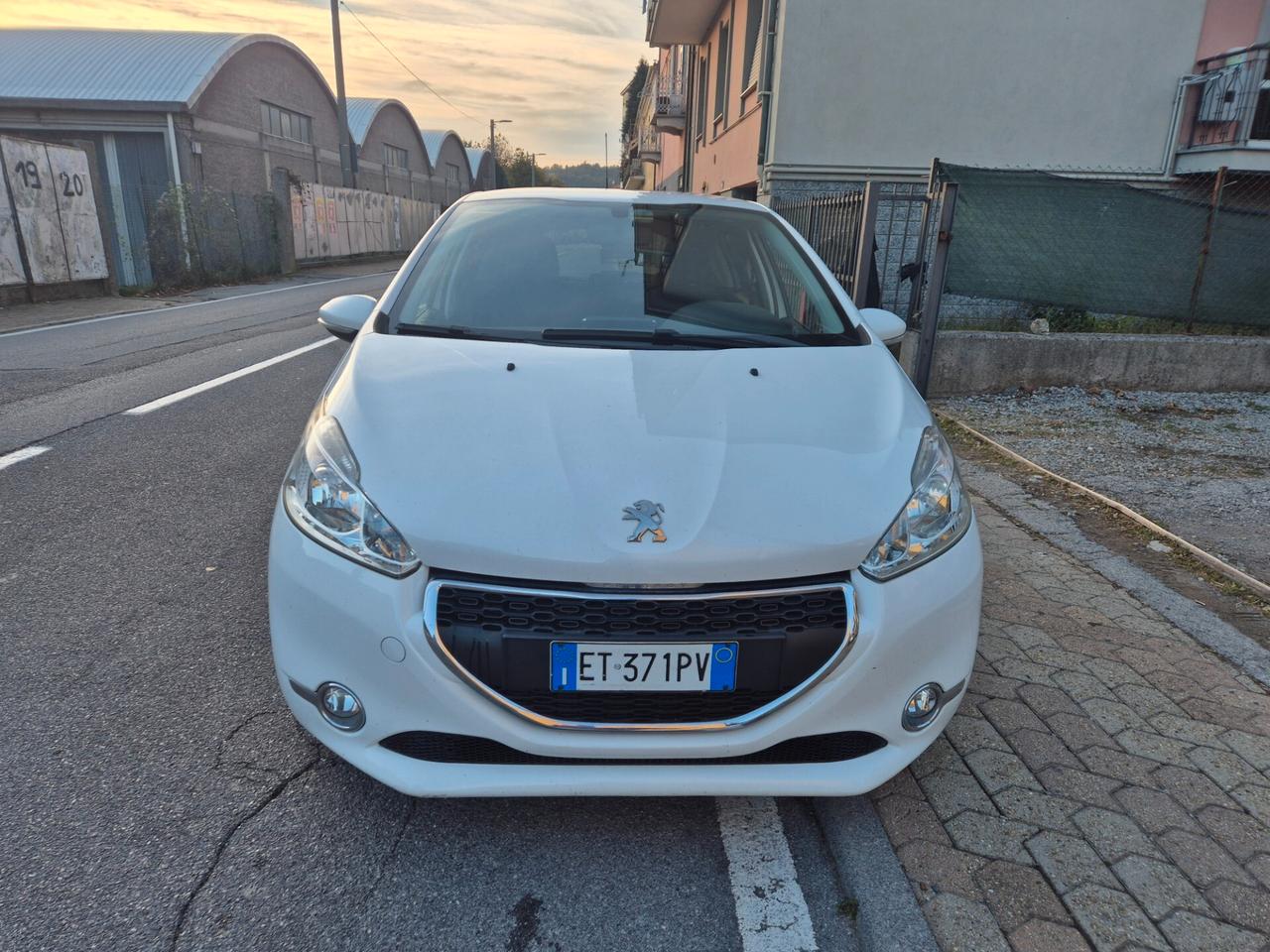 Peugeot 208 1.4 HDi 68 CV Neopatentati