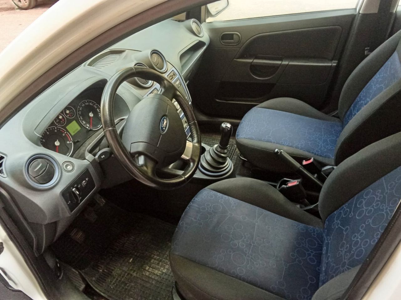 Ford Fiesta 2011 photo 3