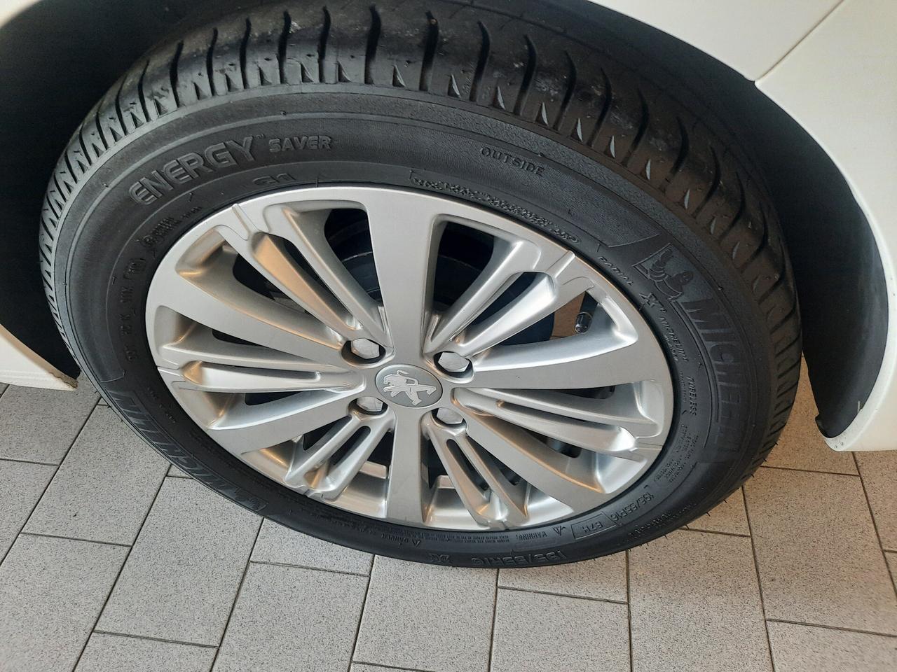 Peugeot 208 PureTech 82 5 porte Allure