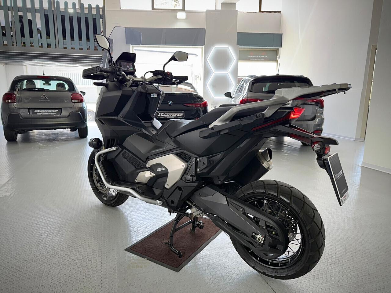 Honda X-ADV 750 con travel pack