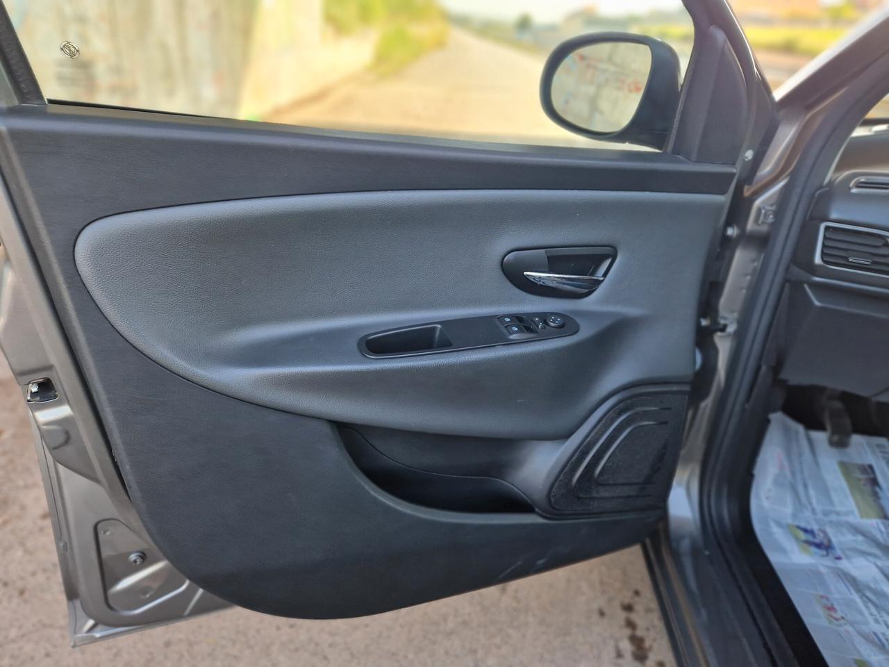 Lancia Ypsilon 1.2 69 CV Unyca