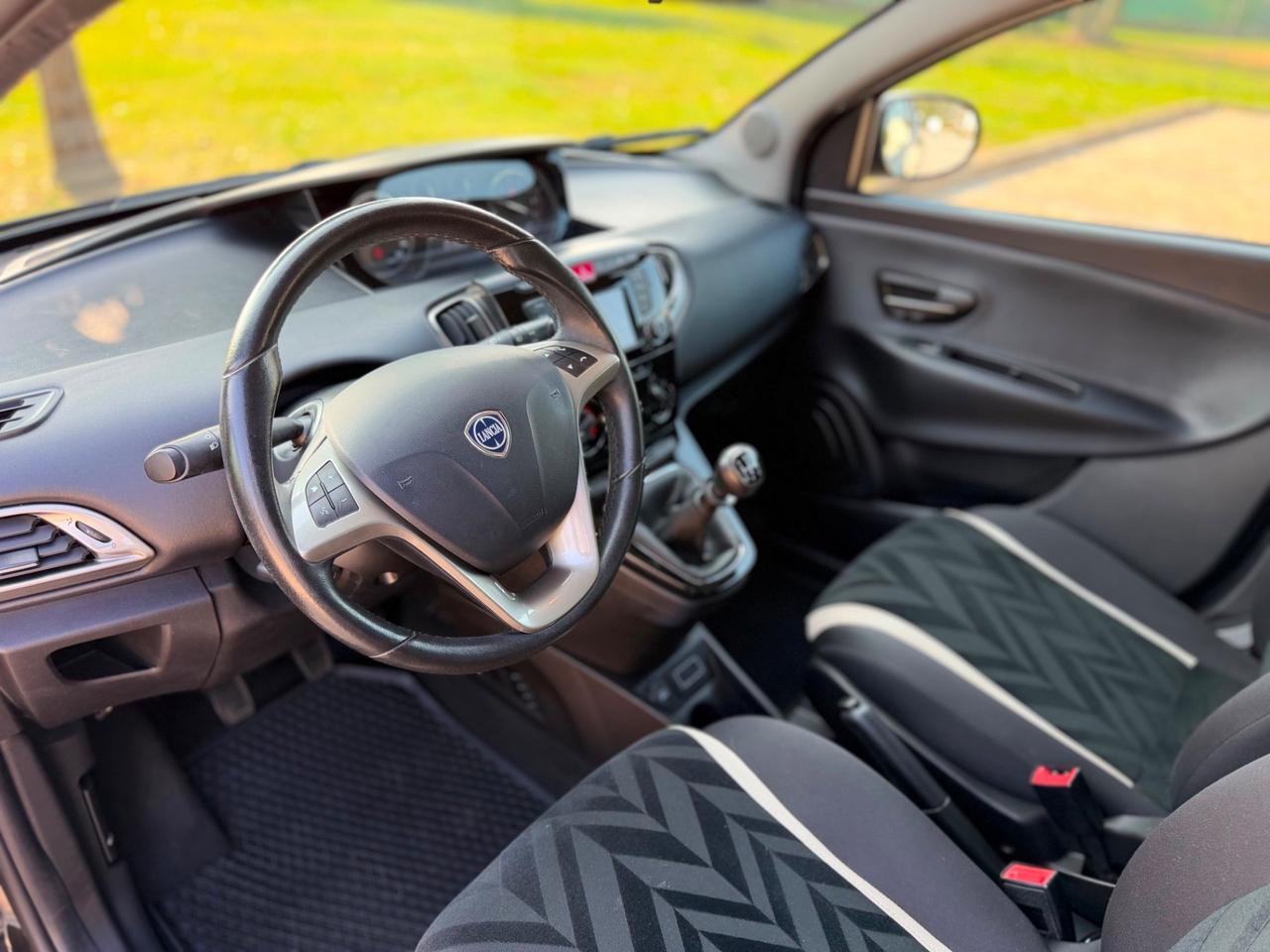 Lancia Ypsilon 1.2 69 CV 5 porte Platinum