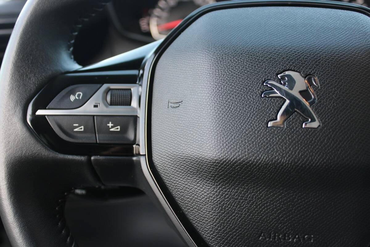 Peugeot 208 1.2 puretech Active Pack s&s 75cv Con NAVIGATORE