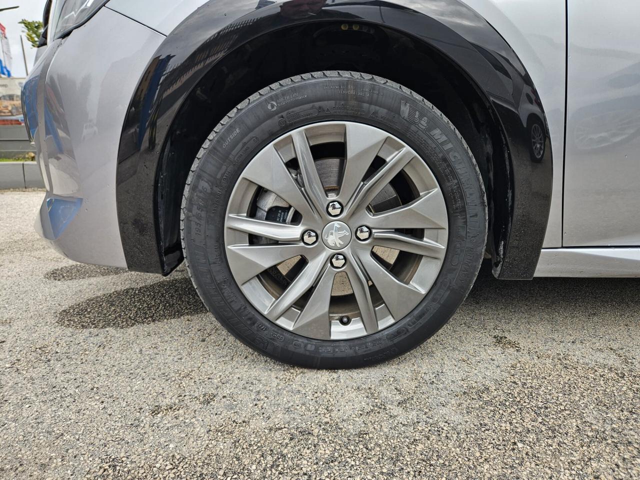 Peugeot 208 motore elettrico 136 CV 5 porte Allure