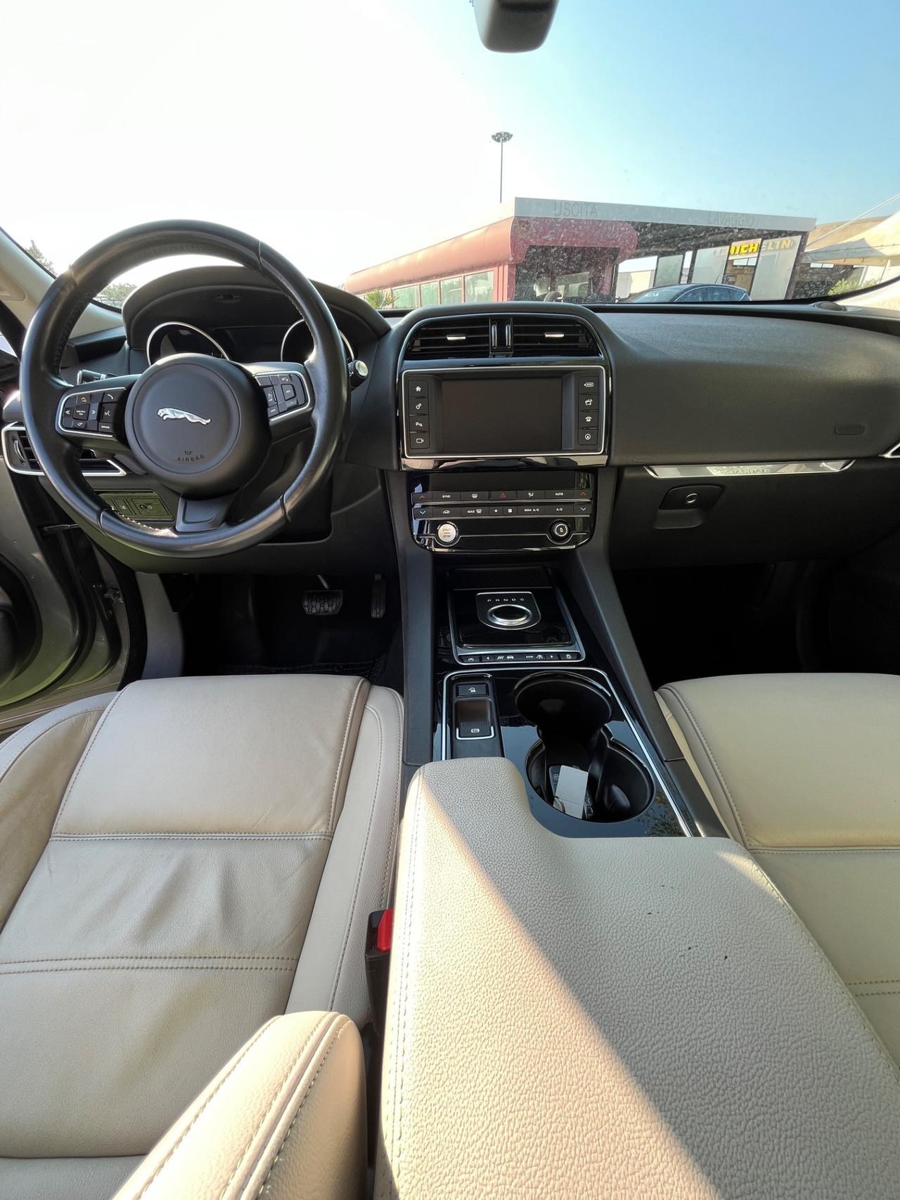 Jaguar F-Pace 2.0 D 180 CV AWD Portfolio