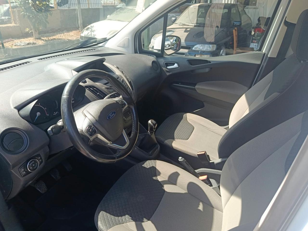 Ford Tourneo Courier 5.-p.o.s.t.i. TDCI 7 Plus