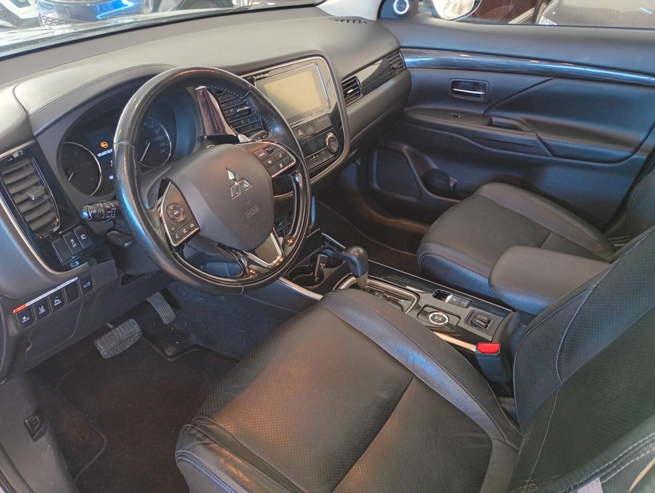 Mitsubishi Outlander 2.2 DI-D 4WD Instyle Plus SDA 7 posti