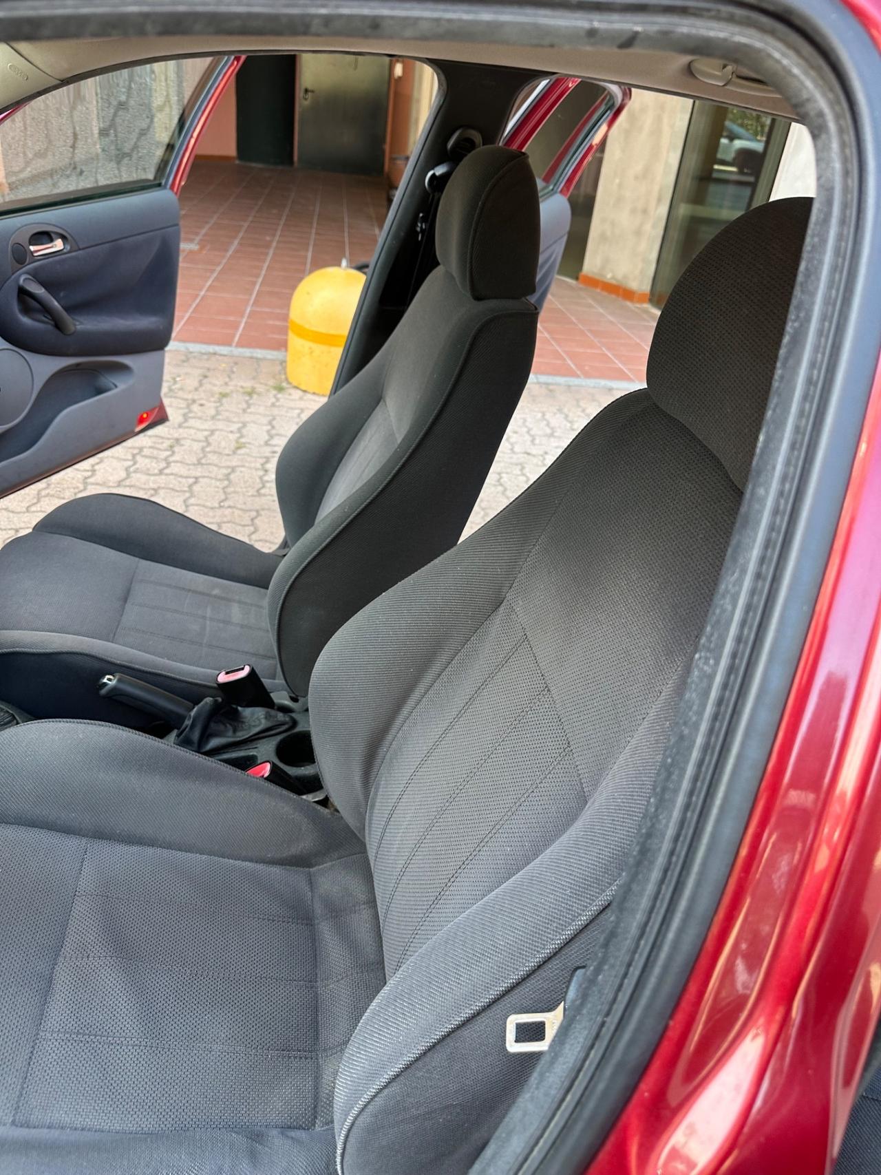 Alfa Romeo 147 1.6i 16V Twin Spark cat 5p. Distinctive