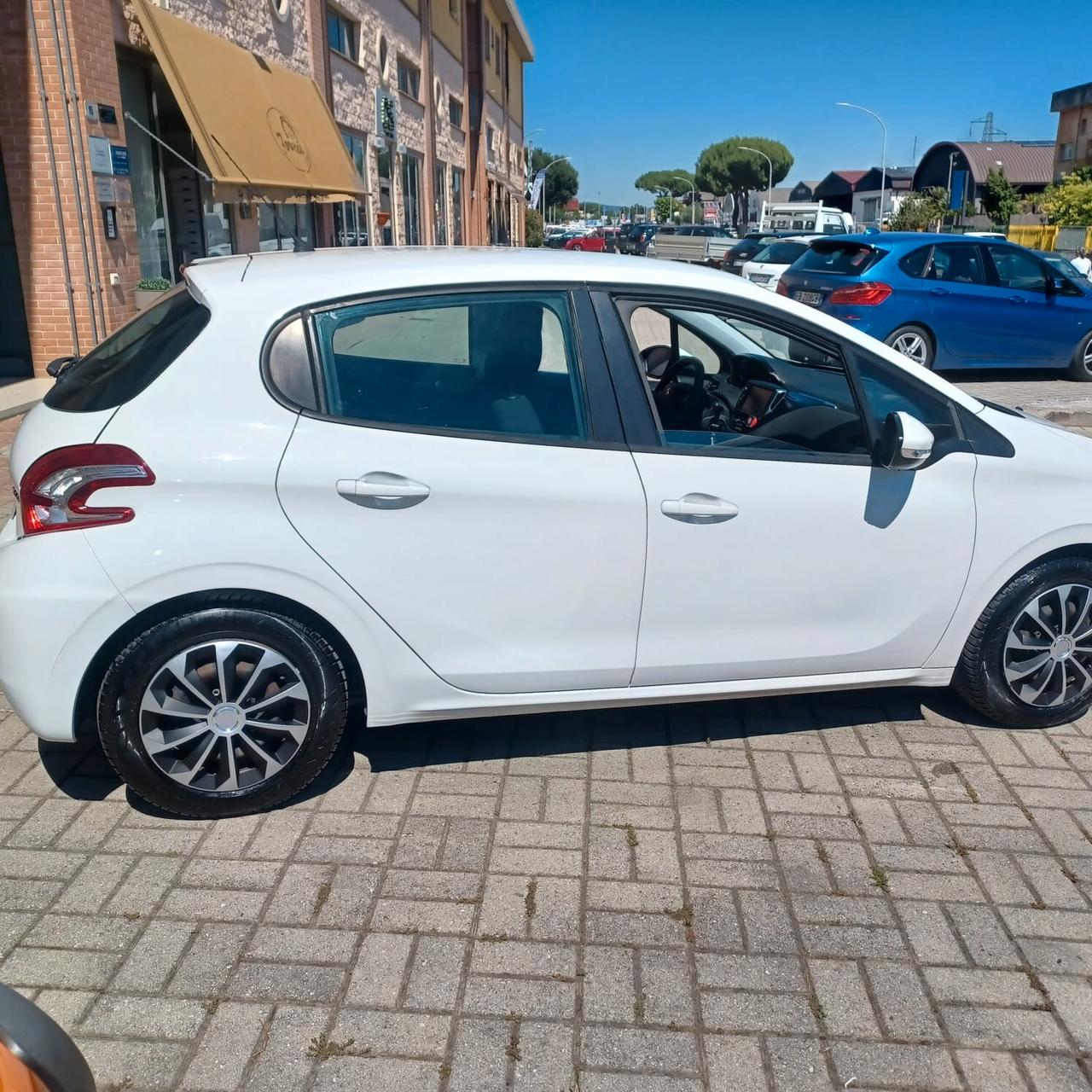 SEMBRA NUOVA PEUGEOT 208 1.4 GPL DI FABBRICA
