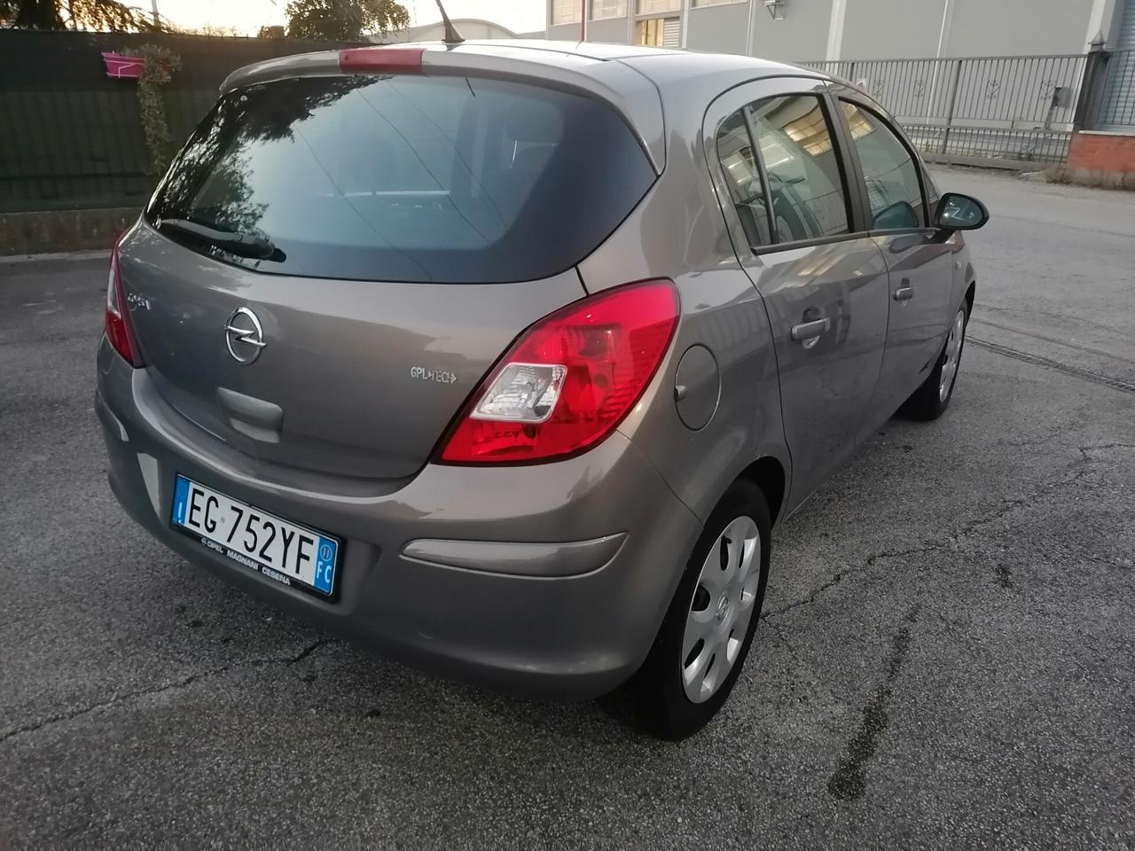 OPEL CORSA 1.2 5 Porte Club 63KW 2011