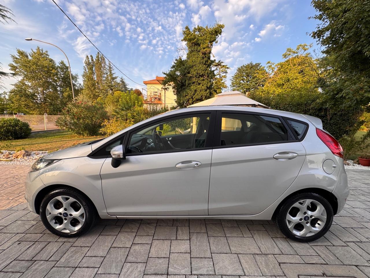 Ford Fiesta Ikon 1.4 TDCi 70CV 5 porte OK NEOPATENTATI