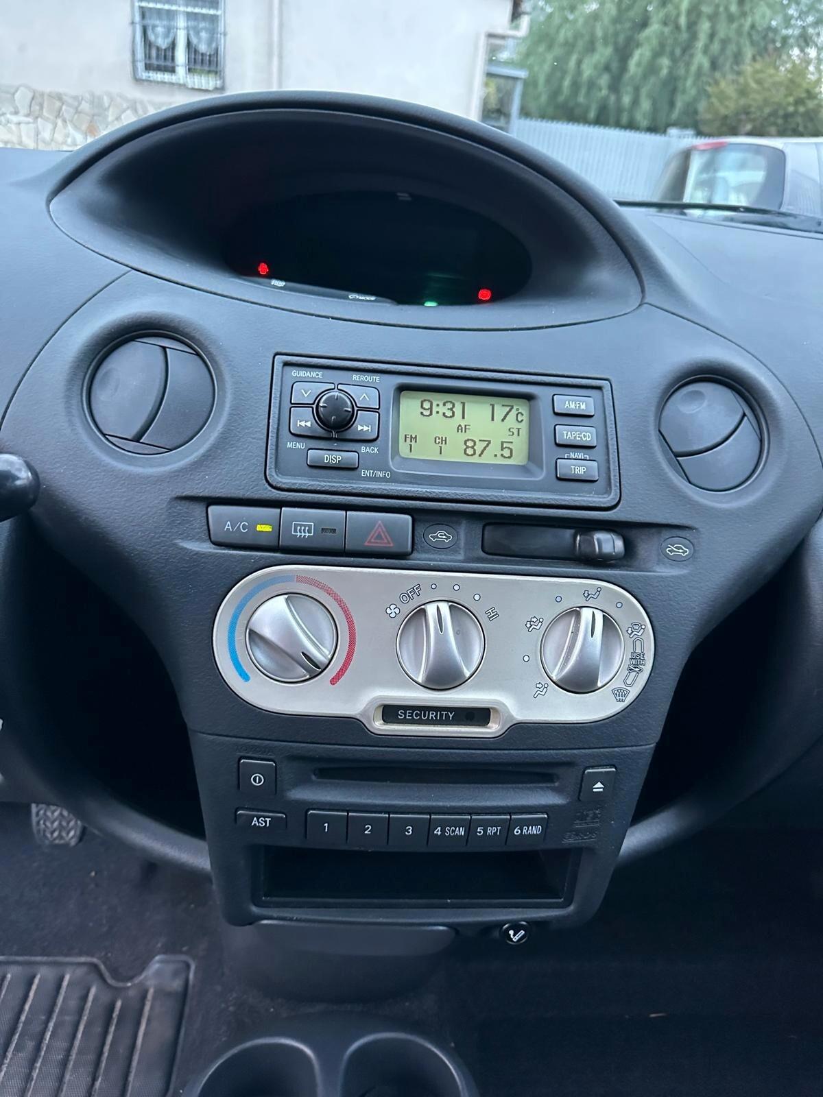 Toyota Yaris 1.0i 16V cat 5 porte Sol-2005