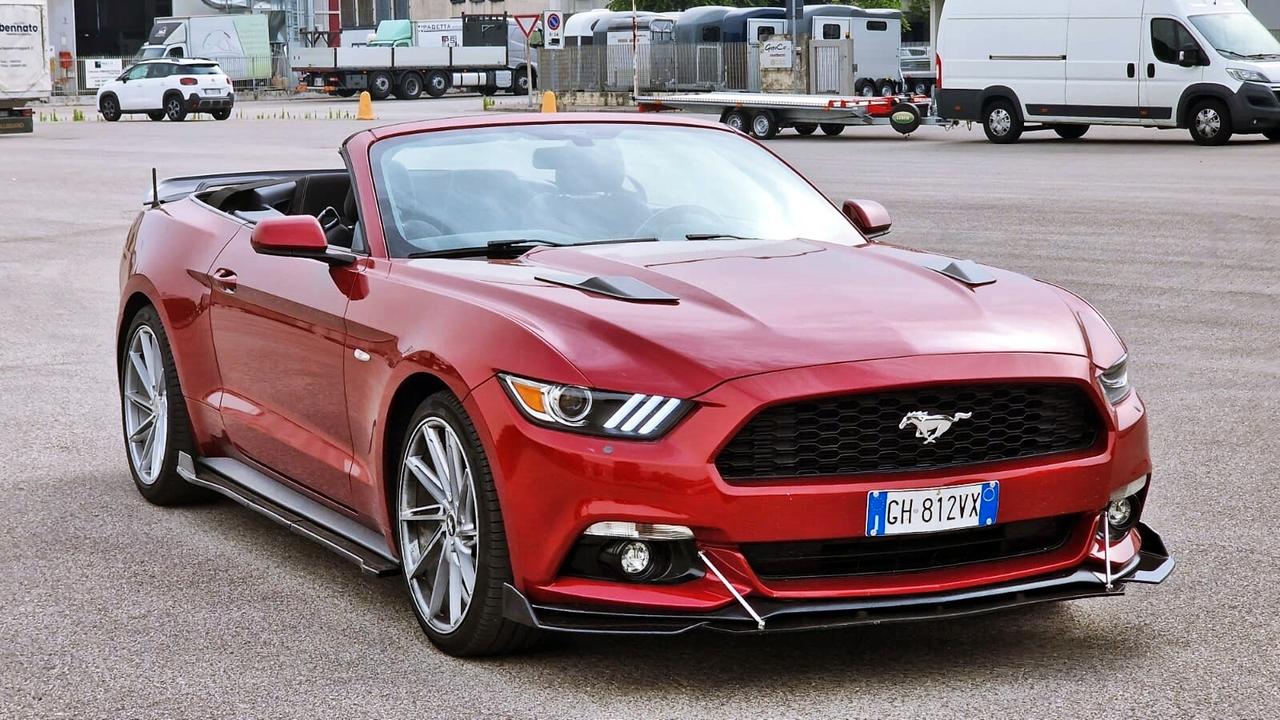 Ford Mustang Fastback 3.7 Cabrio Noleggio