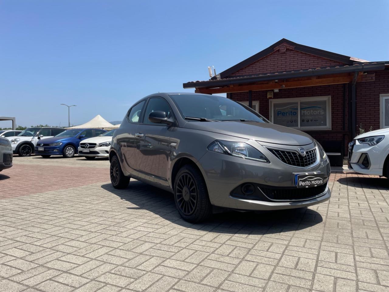 Lancia Ypsilon 1.0 FireFly 5 porte S&S Hybrid Ecochic Silver