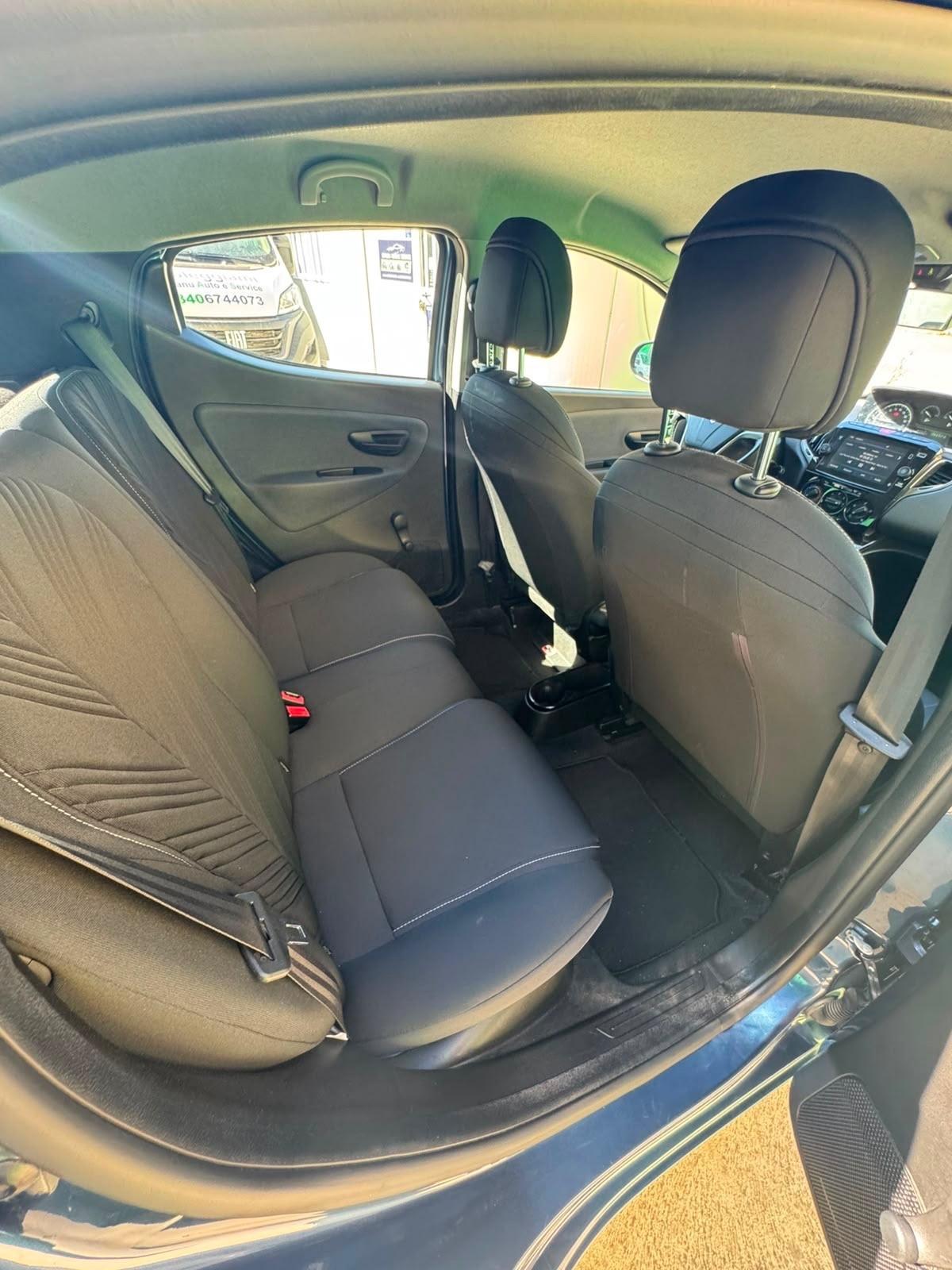 Lancia Ypsilon 1.0 FireFly 5 porte S&S Hybrid Ecochic Silver