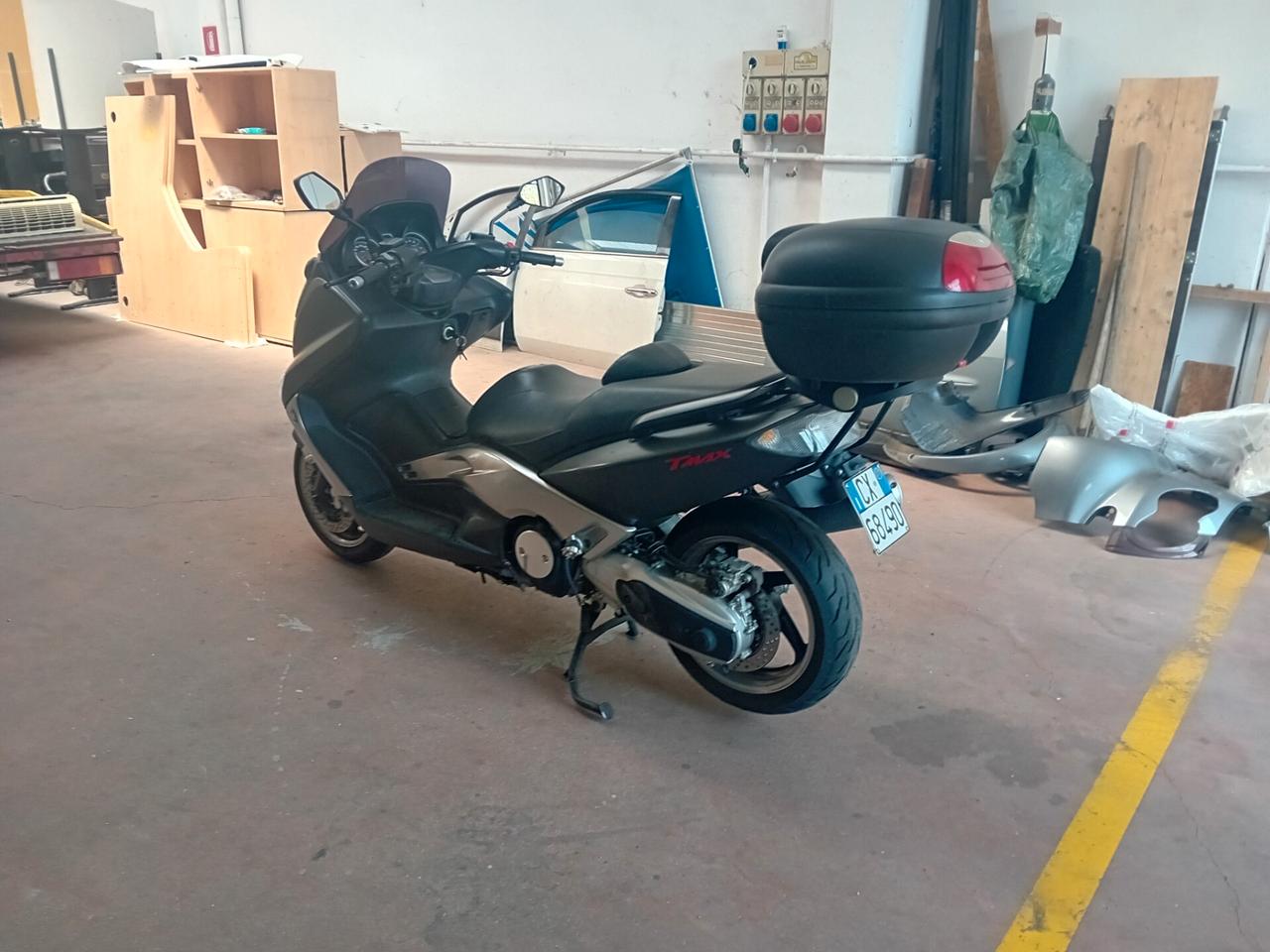 T-max totalblack del 2007 con 27000 km