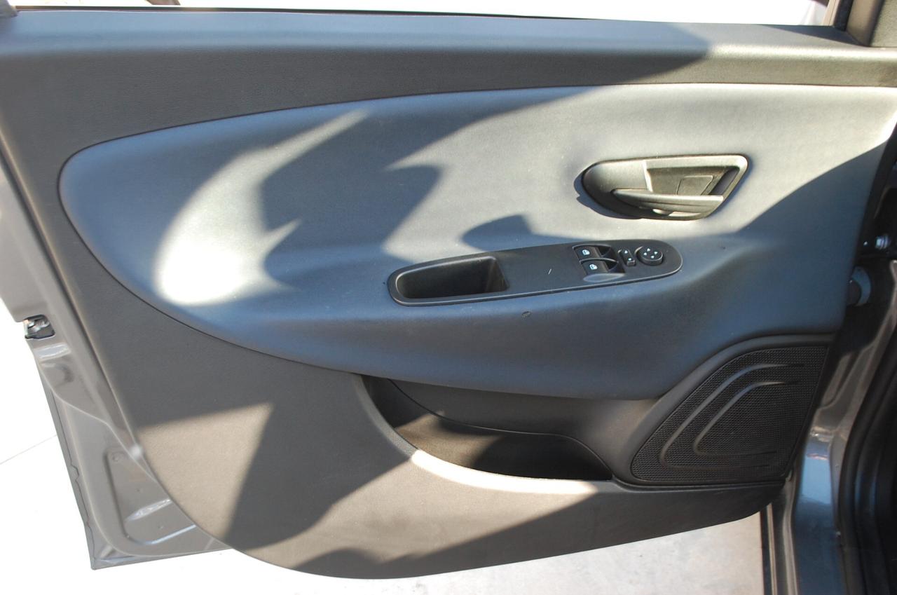 Lancia Ypsilon 1.0 firefly 70CV hybrid Gold Plus S&S Uff Italy USB
