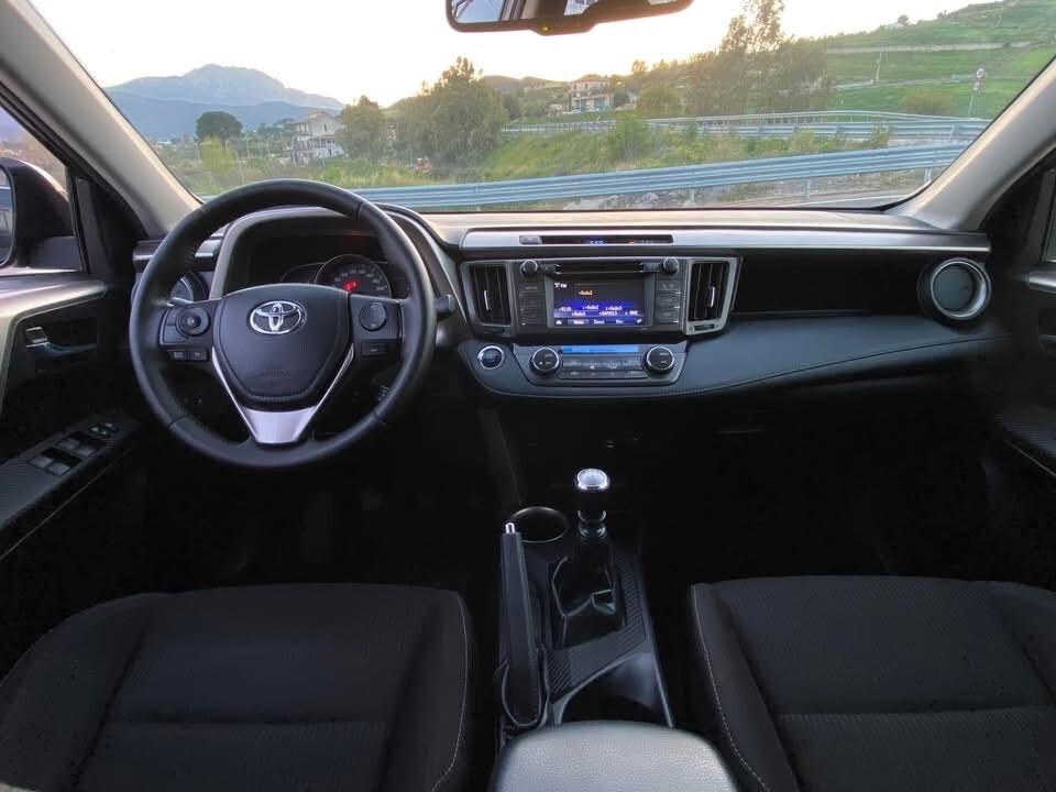 Toyota RAV 4 RAV4 2.0 D-4D 4X4 GANCIO DI TRAINO Lounge