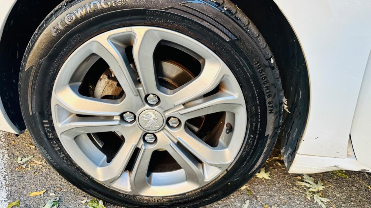 Peugeot 208.3 porte Allure.ok neopatentati.tagliandi certificati