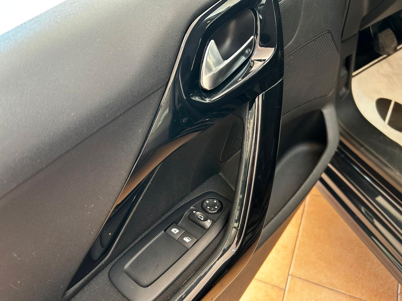 Peugeot 208 PureTech 82 Stop&Start 5 porte Signature