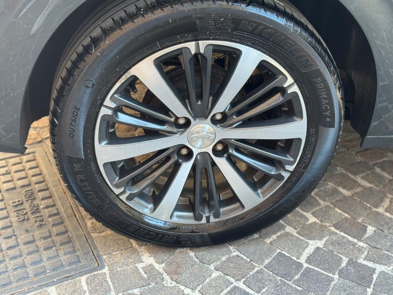 Peugeot 208 PureTech 82 5 porte Allure