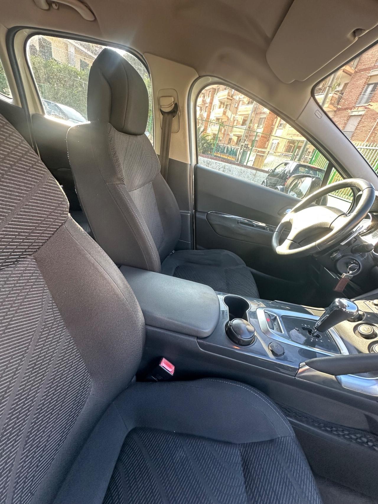 Peugeot 3008 1.6 HDi 110CV cambio robotizzato Business