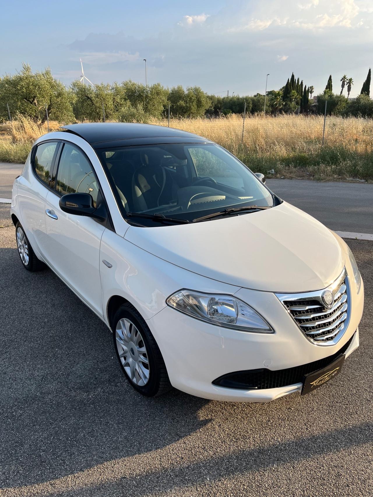 Lancia Ypsilon 1.2 69 CV 5 porte S&S Silver tetto panoramico