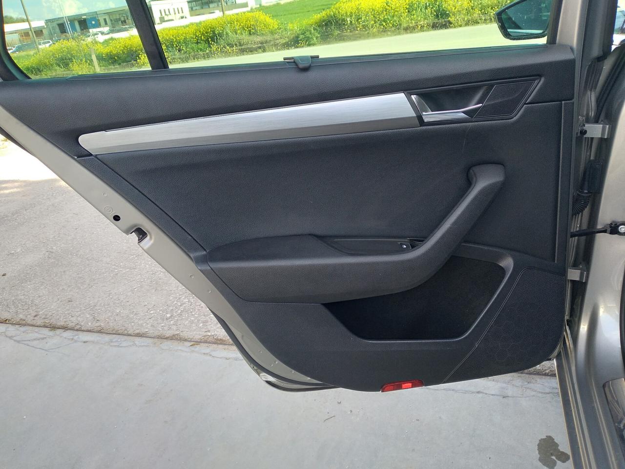 Skoda Superb 2.0 TDI DSG Wagon Ambition