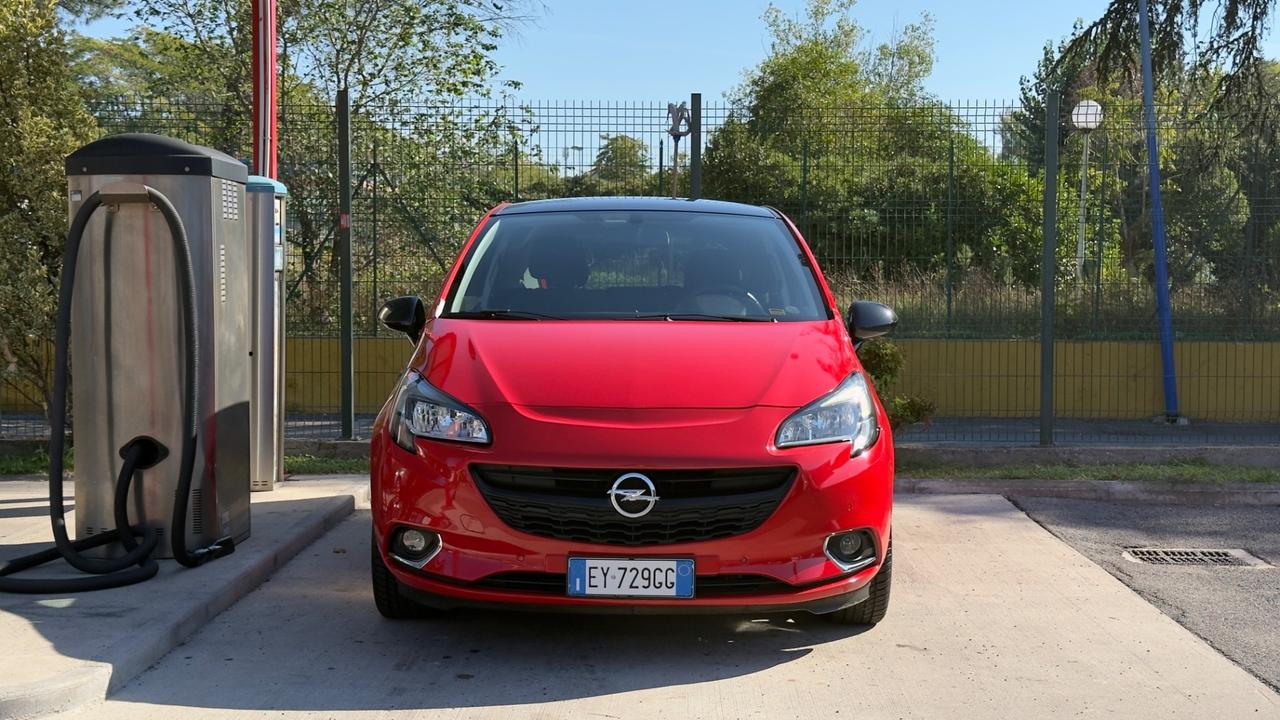 Opel Corsa 1.4 90CV Coupé b-Color 2015
