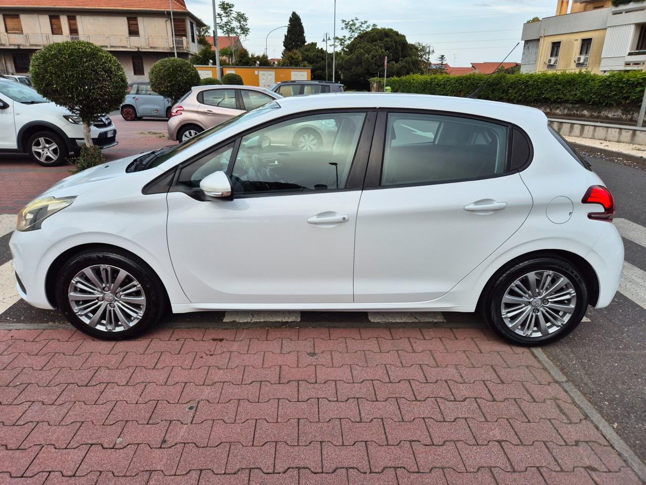 Peugeot 208 PureTech 82 5 porte Allure