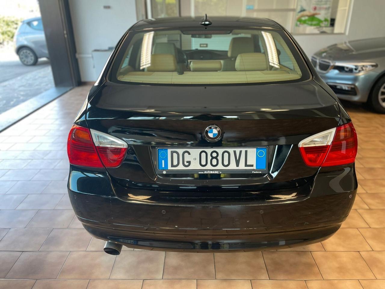 BMW 320 i *NAVI* PELLE*