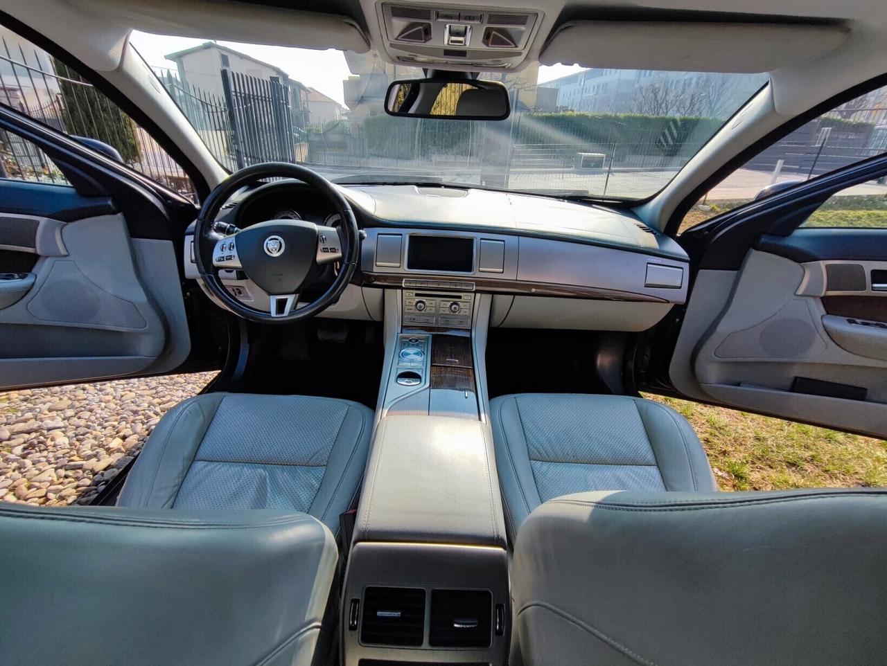 Jaguar XF 2.7D V6 luxury premium tetto panoramico