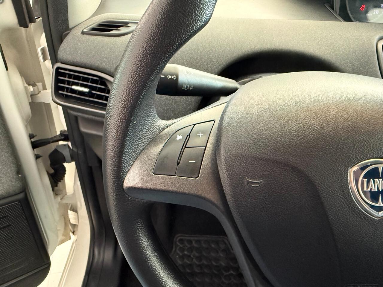 Lancia Ypsilon 1.0 FireFly 5 porte S&S Hybrid Silver