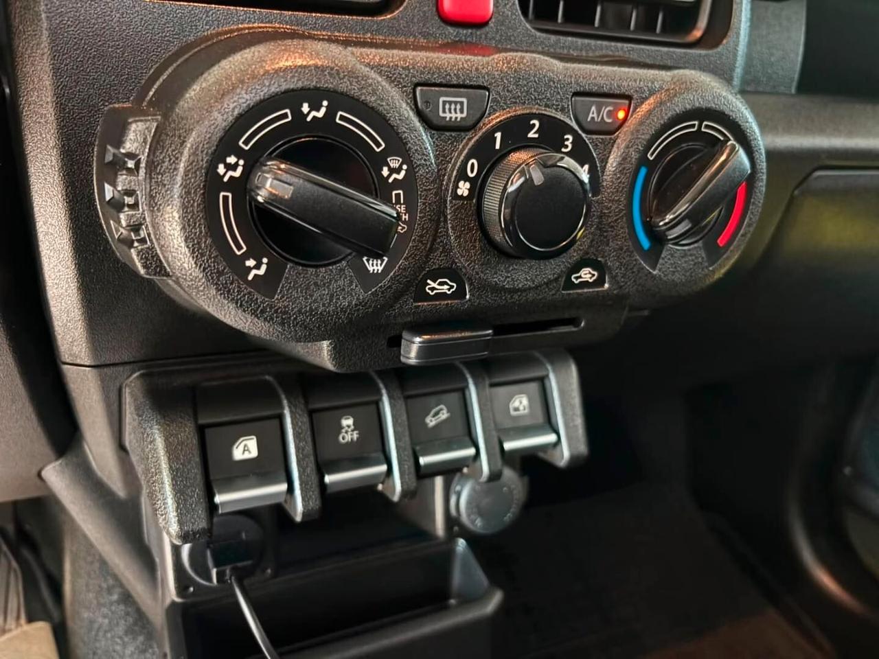 Suzuki Jimny 1.5 5MT Top