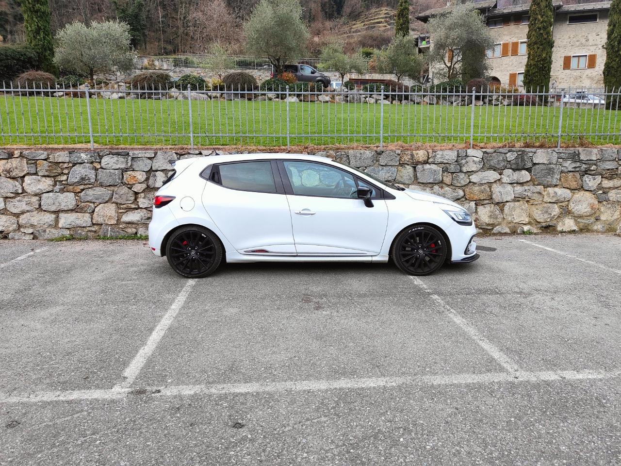 RENAULT Clio TCe 220 EDC R.S. TROPHY Akrapovic + MAXTON