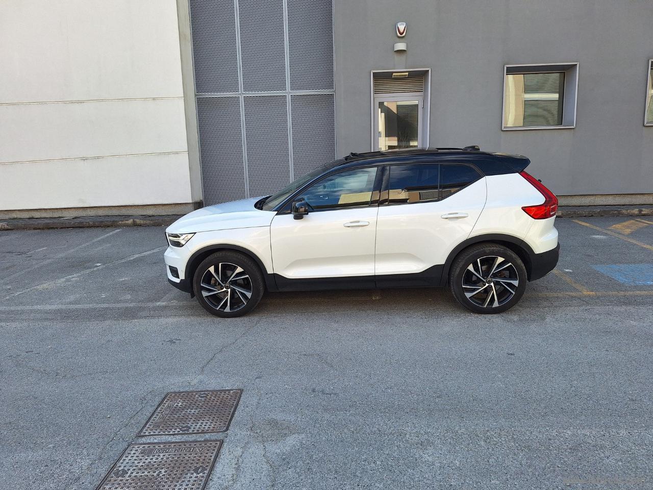 VOLVO XC40 D4 AWD R-design TETTO TAGLIANDI VOLVO UFF 360
