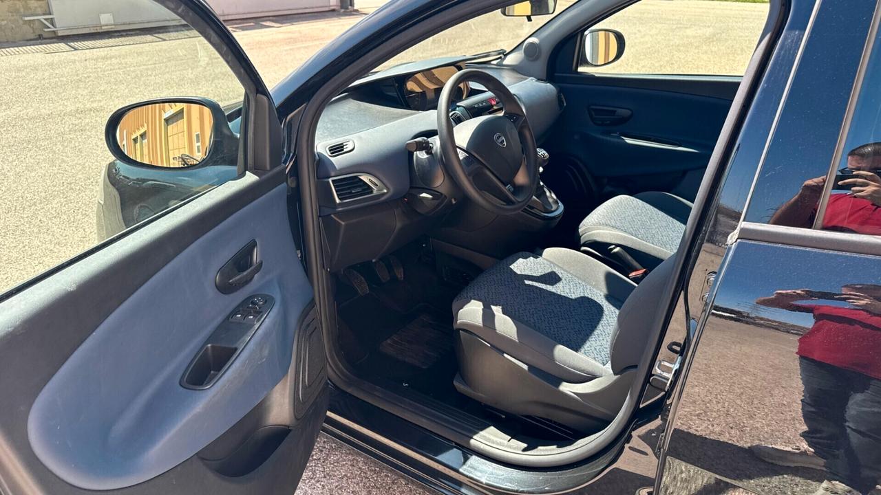 Lancia Ypsilon 1.0 Hybrid NEOPATENTATI - 2024