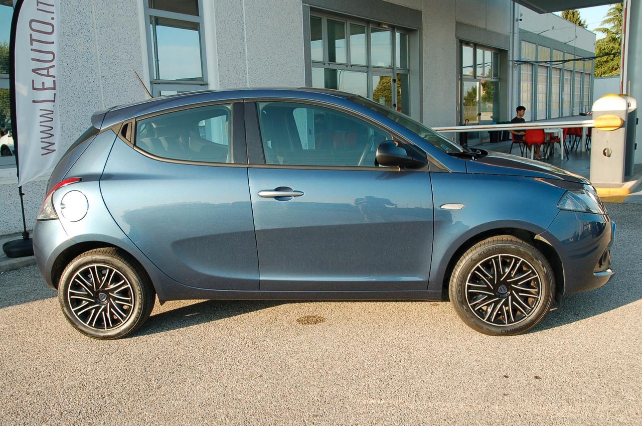 Lancia Ypsilon 1.0 FireFly 5 porte S&S Hybrid Silver