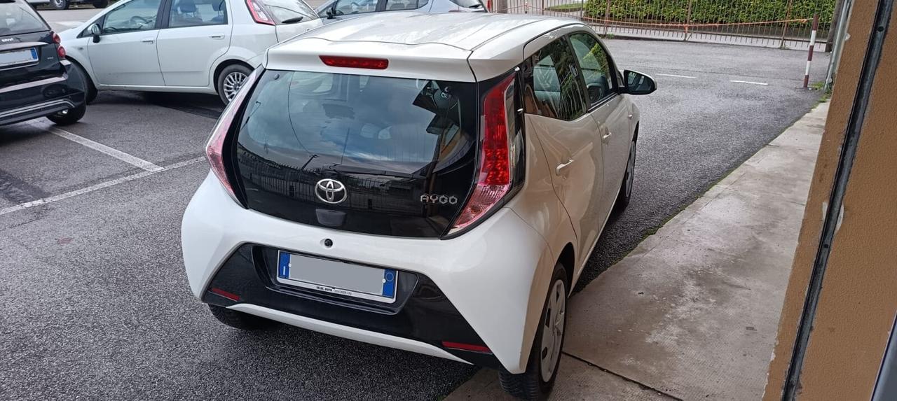 TOYOTA Aygo 1.0 VVT-i 69 CV 5 porte x-play - 2016