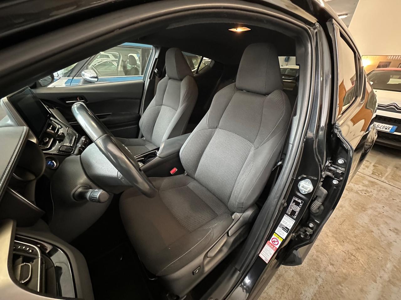 Toyota C-HR 1.8 Hybrid E-CVT Business