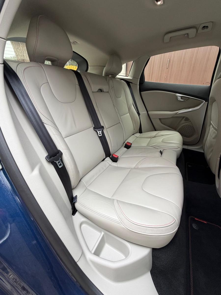 VOLVO - V40 Cross Country - D2 Volvo Ocean Race