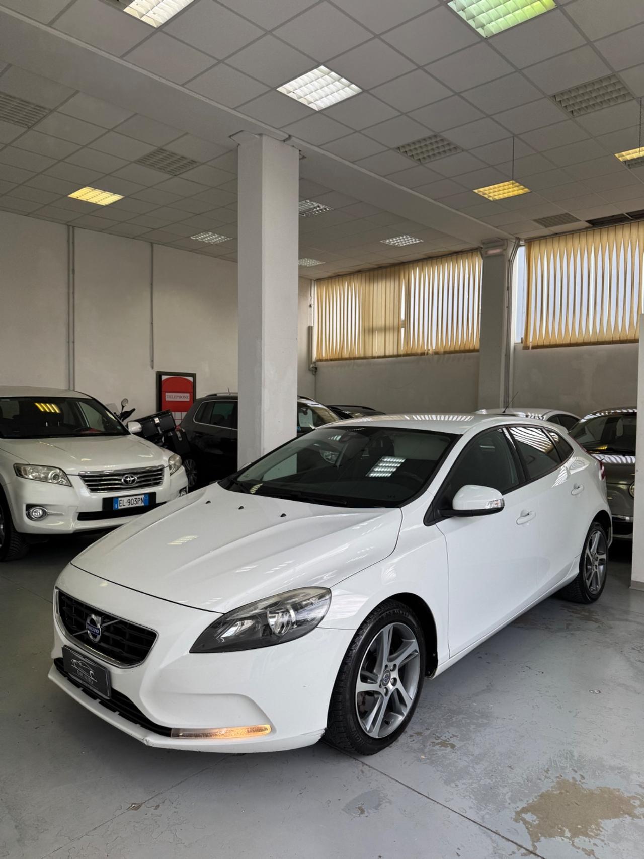 Volvo V40 D2 R-design Momentum