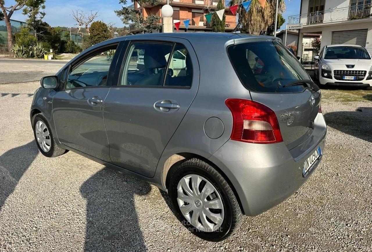 Toyota yaris 5porte 1.0 benzina NEOPATENTATi