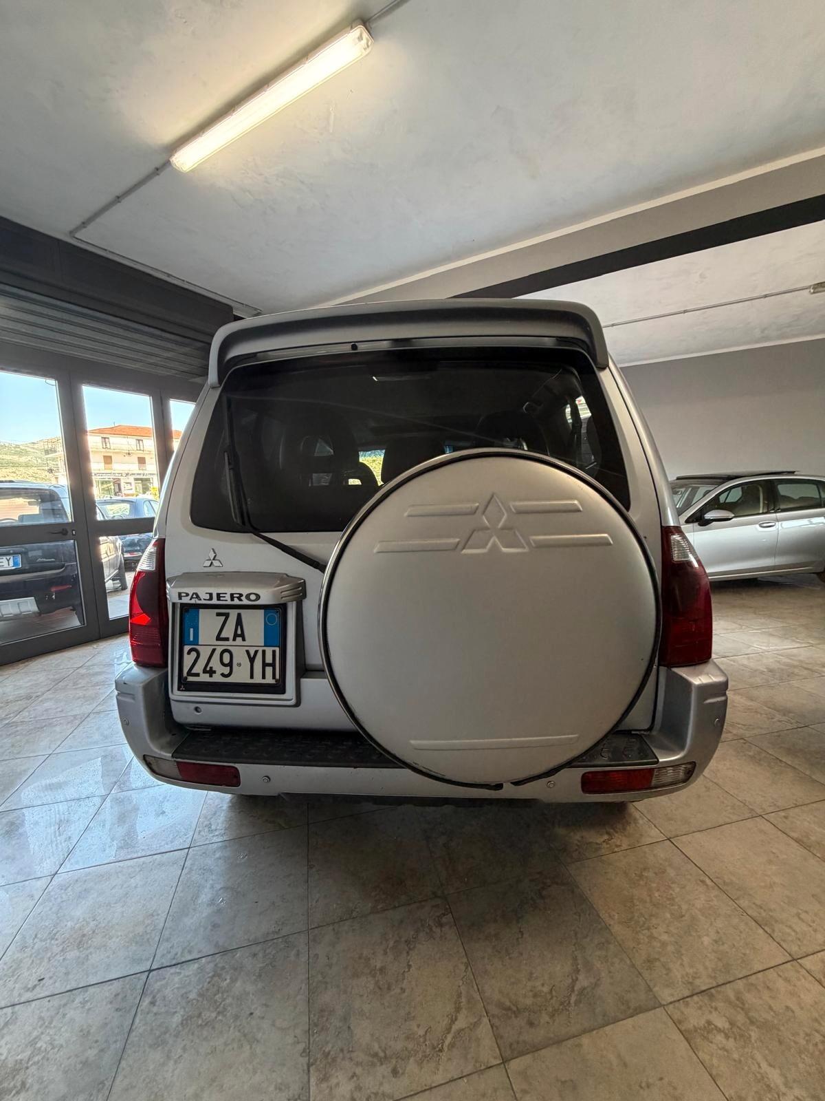 Mitsubishi Pajero 3.2 DI-D 16V aut. 3p. Instyle DPF EDIZIONE DA CAR