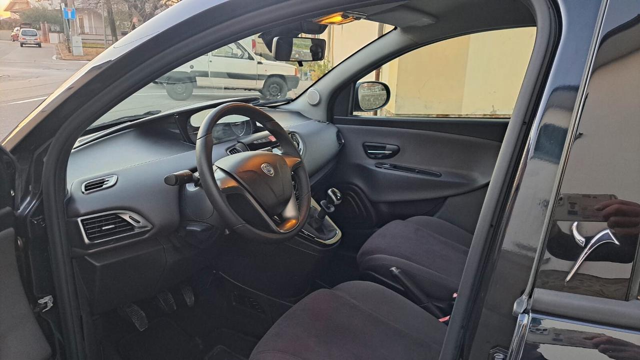 Lancia Ypsilon 1.2 69 CV 5 p S&S Platinum