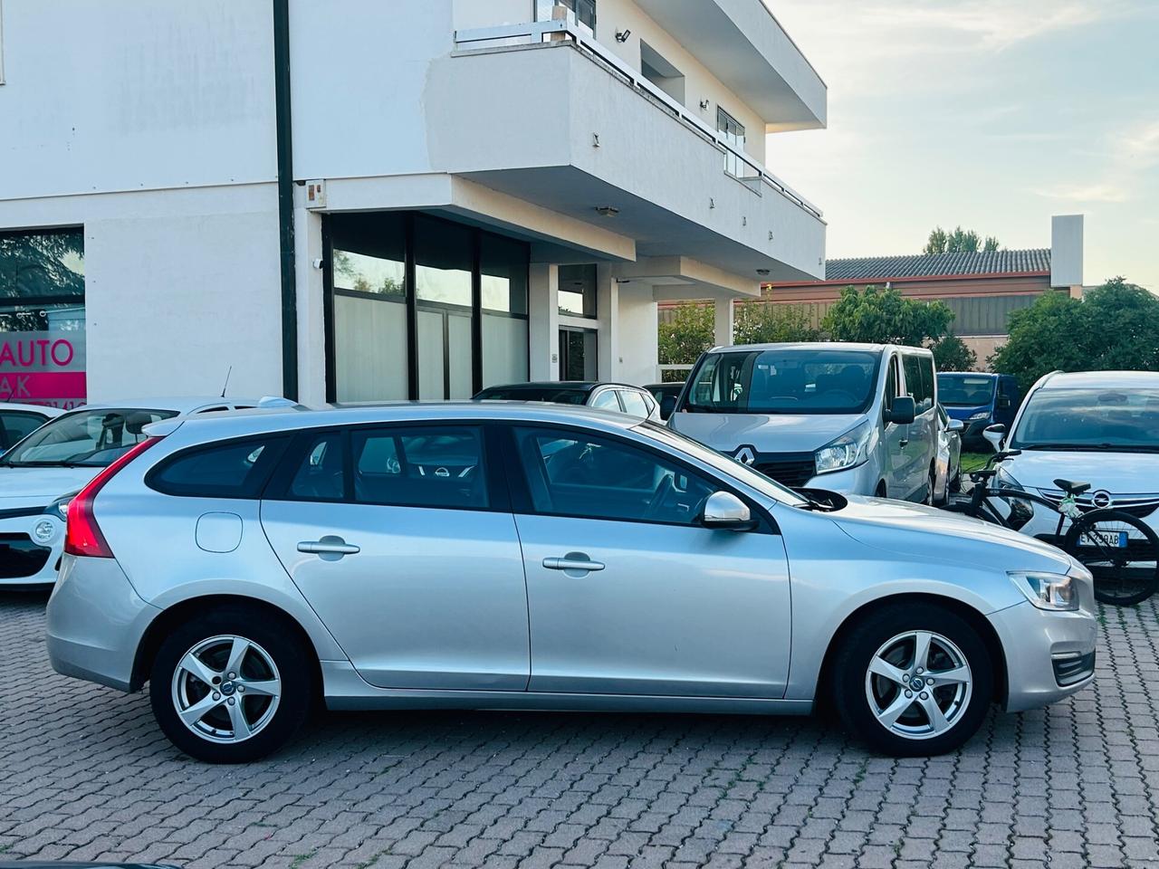 Volvo V60 D2 R-design Momentum N1