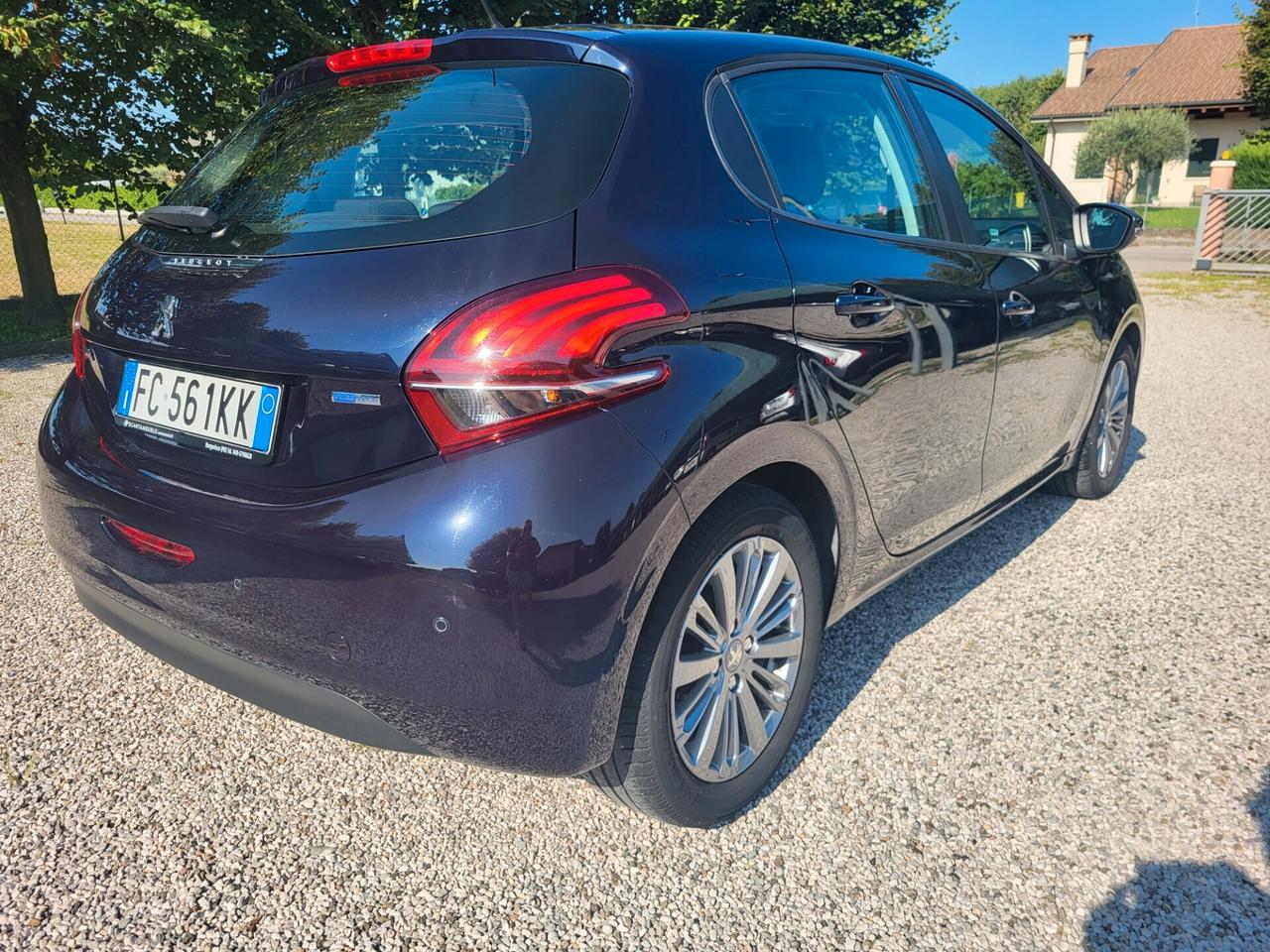 Peugeot 208 208-1.2 benz/gpl