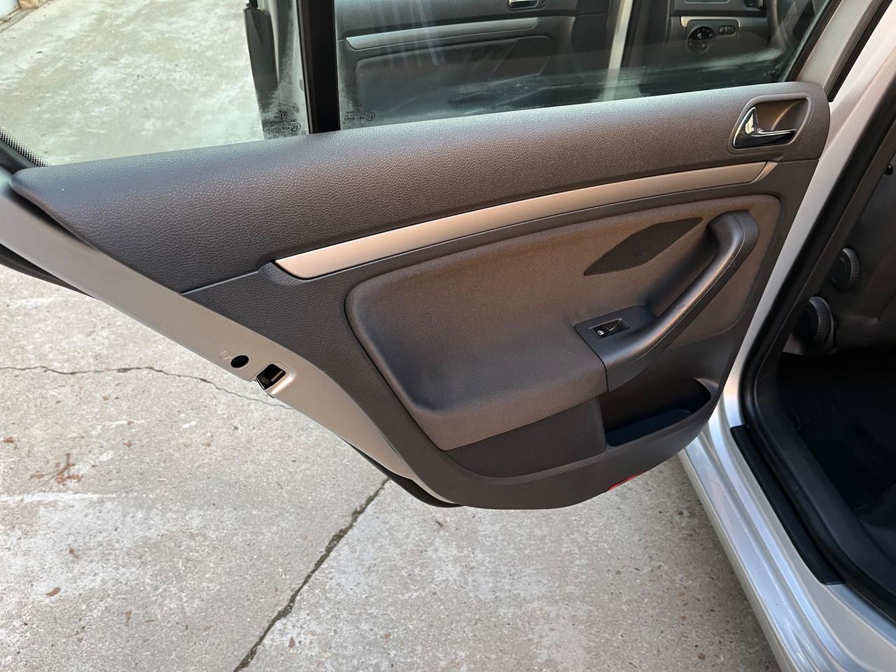 Volkswagen Golf 1.6 16V FSI 5p. Sportline