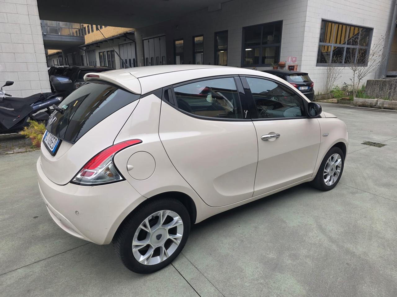 Lancia Ypsilon 1.2cc 69cv 5 porte Gold