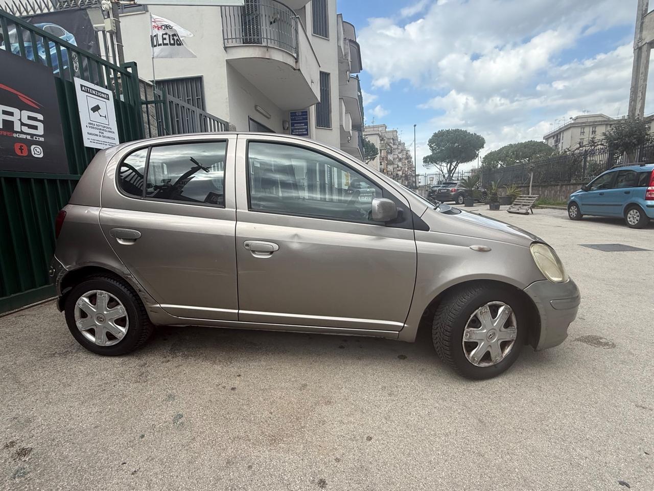 Toyota Yaris 1.0i 16V cat 5 porte Sol